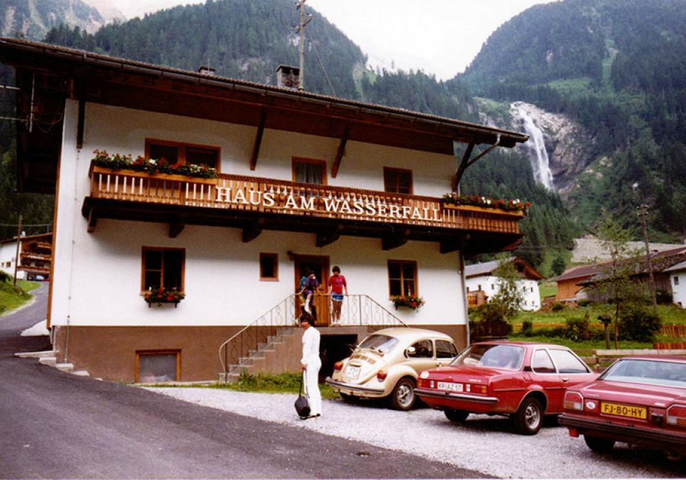 5_haus_am_wasserfall.jpg